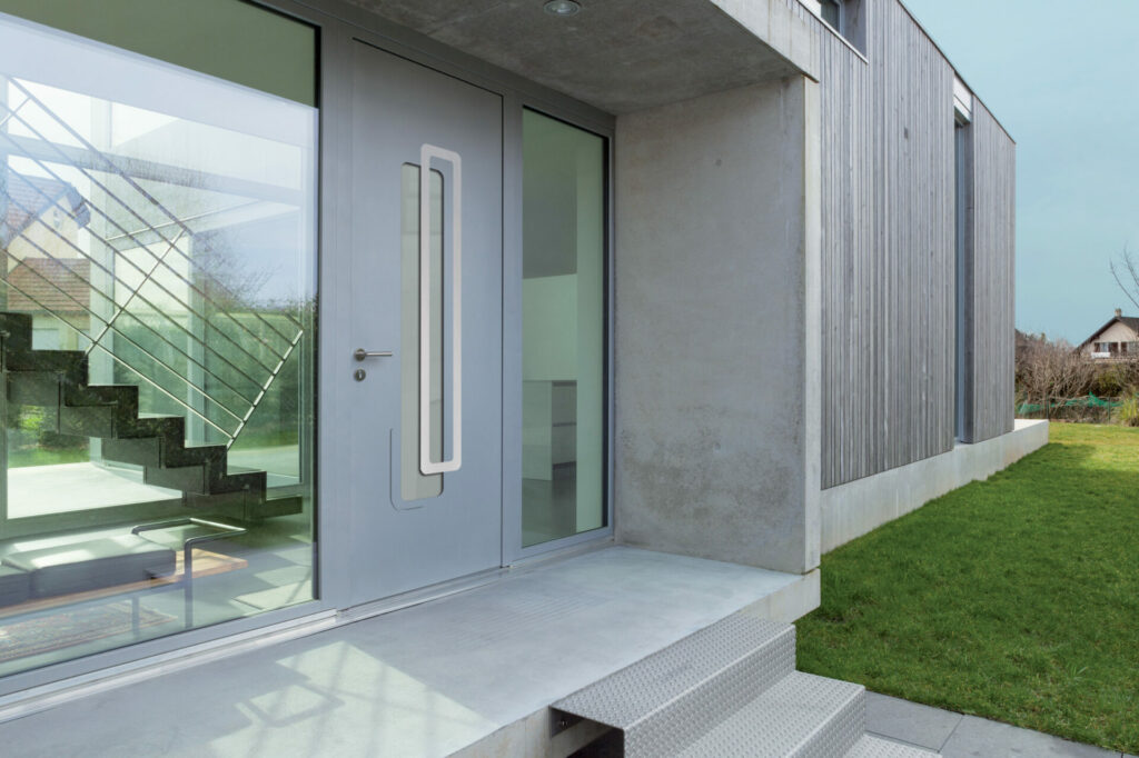 Porte d’entrée vitrée moderne BLEUET 1 en aluminium sur une façade de maison moderne