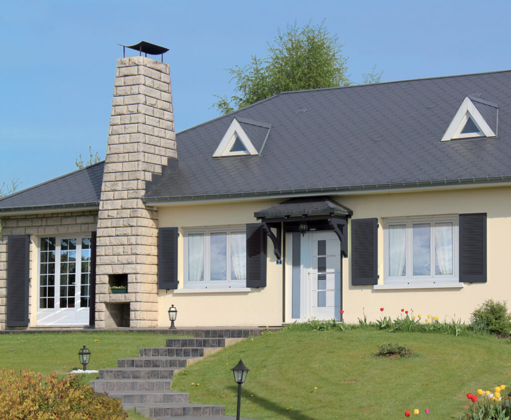 Panneau de porte d'entrée en PVC Rostand sur une maison traditionnelle